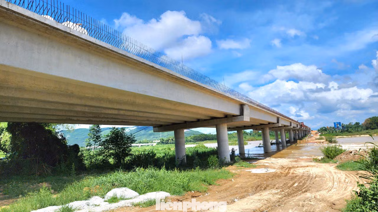 Đây là hạng mục cầu lớn nhất trên tuyến cao tốc Quảng Ngãi - Hoài Nhơn (thuộc Dự án xây dựng Công trình đường bộ cao tốc Bắc Nam phía đông giai đoạn 2021-2025).