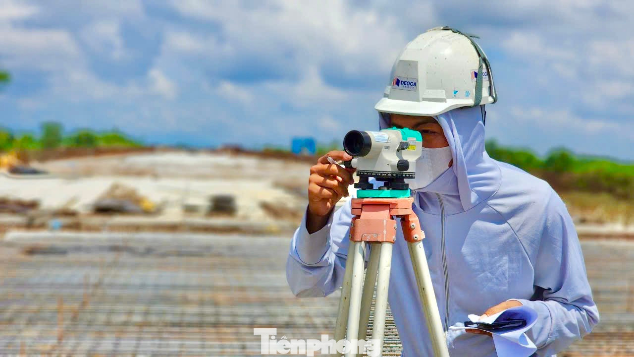 Công nhân Cao Văn Phong cho biết, công trình cầu có ý nghĩa lớn trên tuyến và tương lai sẽ “gánh” lượng xe lưu thông rất nhiều nên việc thi công phải đảm bảo chất lượng.