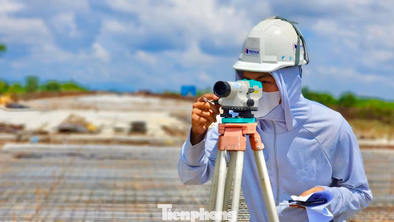 Công nhân Cao Văn Phong cho biết, công trình cầu có ý nghĩa lớn trên tuyến và tương lai sẽ “gánh” lượng xe lưu thông rất nhiều nên việc thi công phải đảm bảo chất lượng.