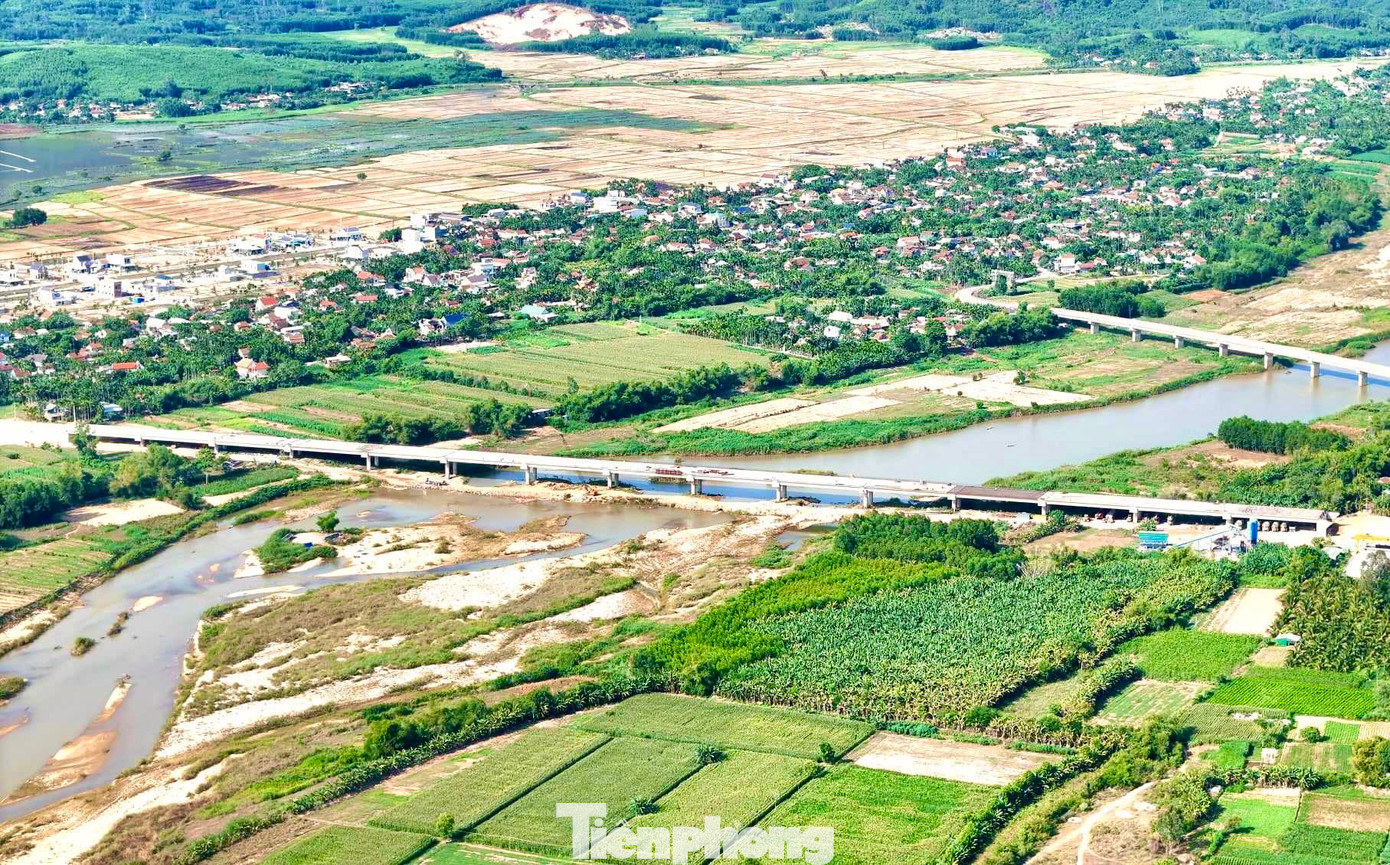 Toàn cảnh cầu sông Vệ, cây cầu dài nhất trên tuyến cao tốc Quảng Ngãi - Hoài Nhơn.