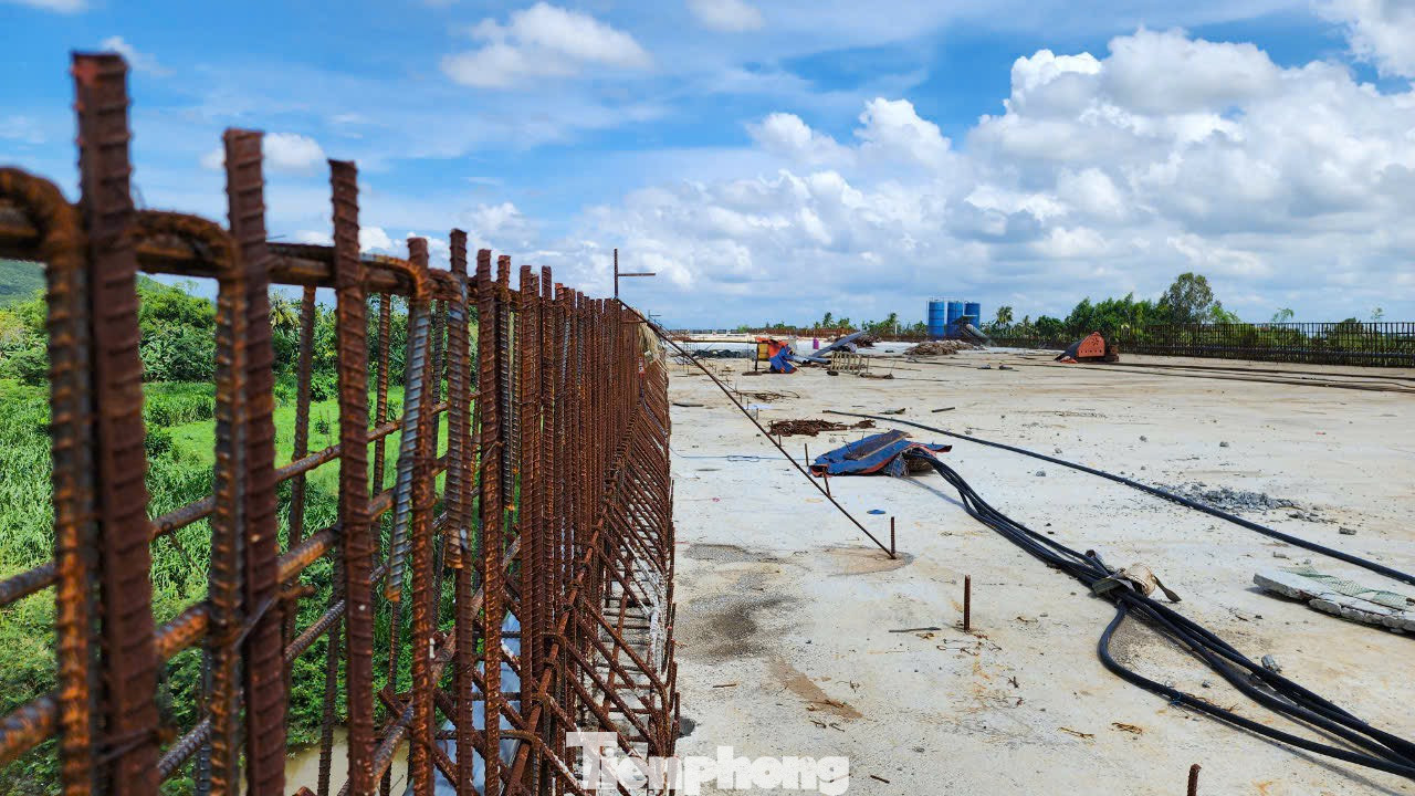 Ngoài tập trung hạng mục bản mặt cầu, nhà thầu cũng đẩy nhanh việc thi công lan can thành cầu.