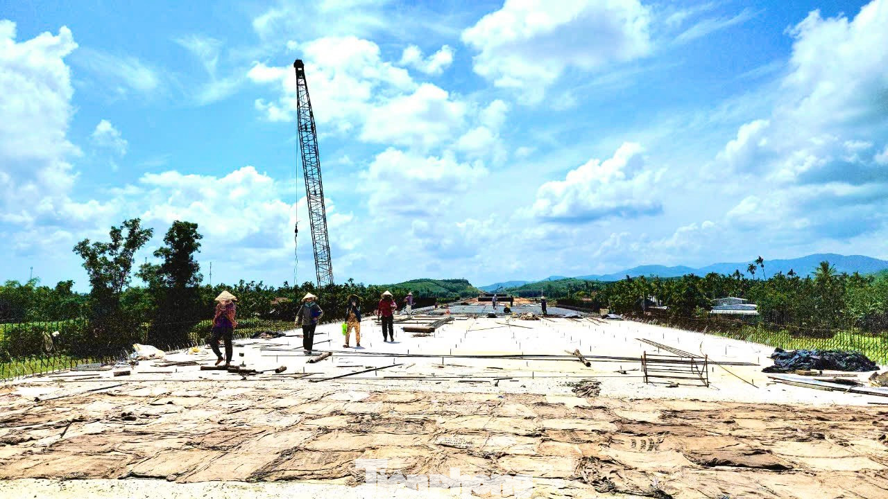 Công trường dự án trong giai đoạn nước rút nên các công nhân luôn làm việc với tinh thần nghiêm túc và khẩn trương.