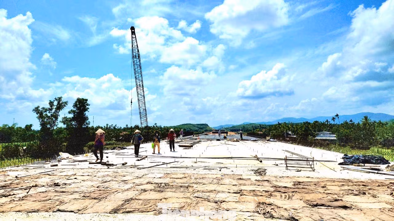 Công trường dự án trong giai đoạn nước rút nên các công nhân luôn làm việc với tinh thần nghiêm túc và khẩn trương.