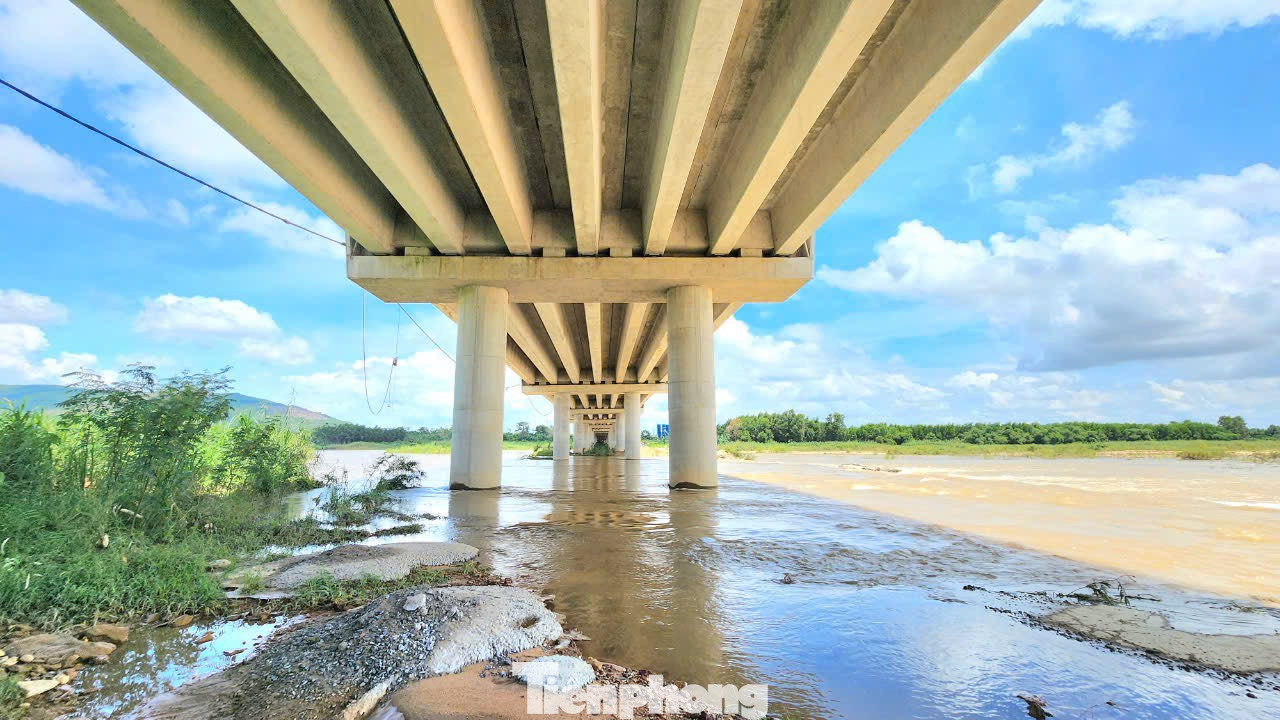 Ngày 31/5 nhịp dầm cuối cùng trong tổng số 15 nhịp cầu Sông Vệ đã được gác lên, chính thức hợp long.