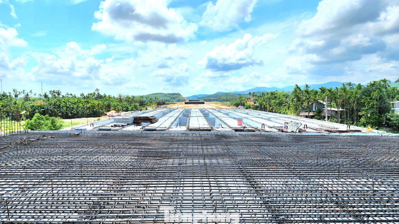 Hiện nhà thầu đã triển khai đổ bê tông bản mặt cầu được 13 nhịp và đang tập trung hoàn thiện 2 nhịp còn lại ở đầu phía nam thuộc địa bàn xã Hành Thịnh.