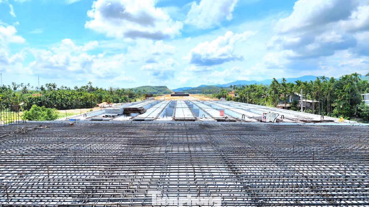 Hiện nhà thầu đã triển khai đổ bê tông bản mặt cầu được 13 nhịp và đang tập trung hoàn thiện 2 nhịp còn lại ở đầu phía nam thuộc địa bàn xã Hành Thịnh.