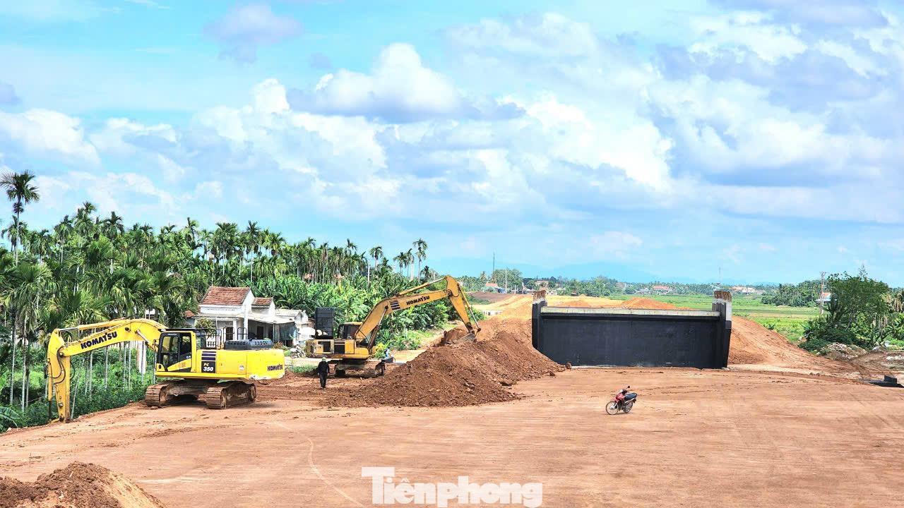 “Đơn vị đang phấn đấu đến cuối năm sẽ hoàn thành tất cả các đầu việc của hạng mục cầu Sông Vệ, thông toàn tuyến”, đại diện nhà thầu nói.