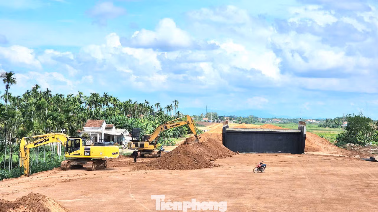 “Đơn vị đang phấn đấu đến cuối năm sẽ hoàn thành tất cả các đầu việc của hạng mục cầu Sông Vệ, thông toàn tuyến”, đại diện nhà thầu nói.