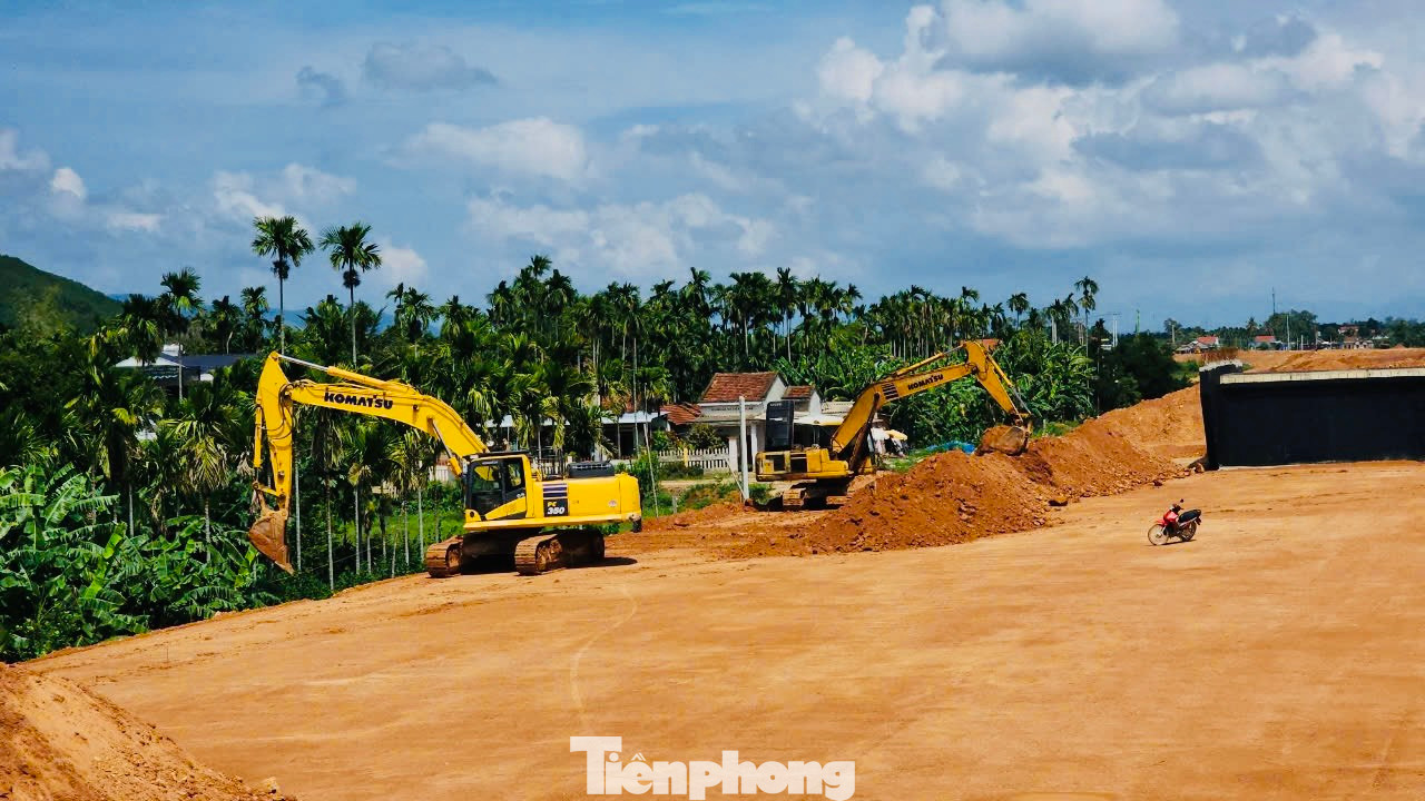 Song song với phần chính của cầu, nhà thầu cũng triển khai đồng loạt thi công mố hai bên đầu cầu, đắp đất nền để thông tuyến phục vụ giao thông đi lại tạm thời trong quá trình di chuyển hai bên đầu cầu trong mùa mưa lũ.