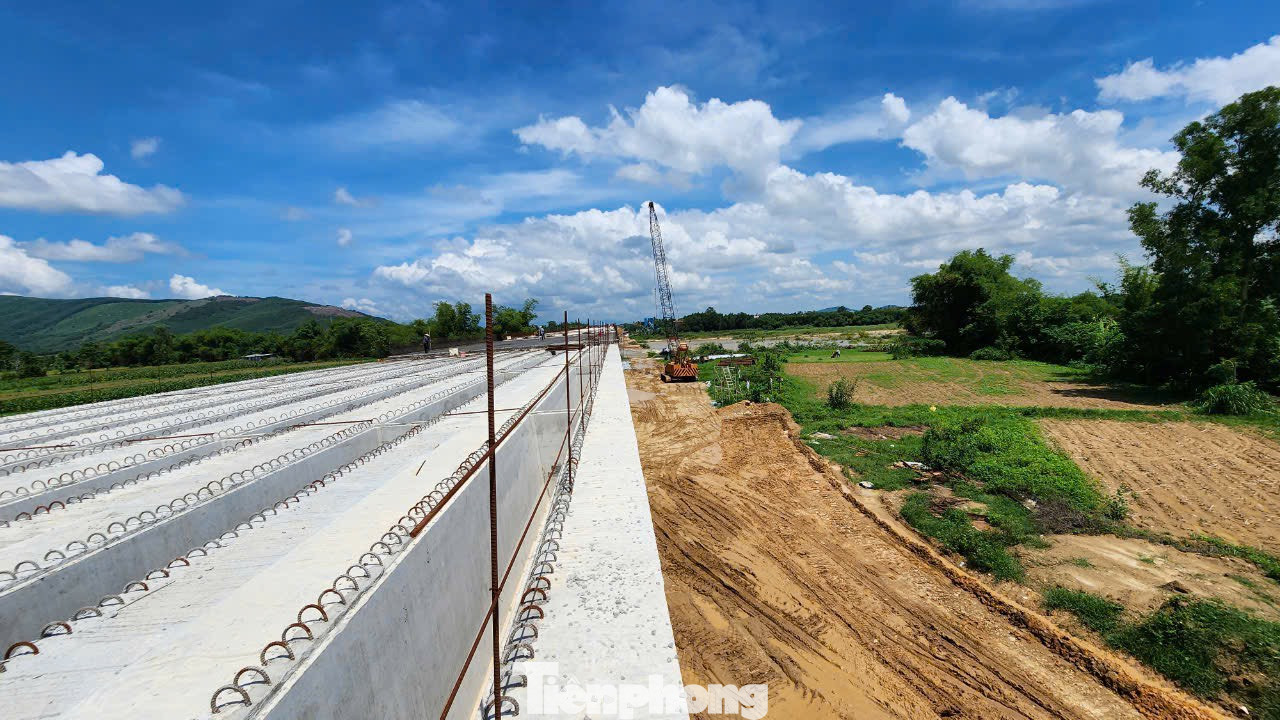 Sau hơn 20 tháng thi công, hạng mục cầu Sông Vệ đã đạt khoảng 90% khối lượng.