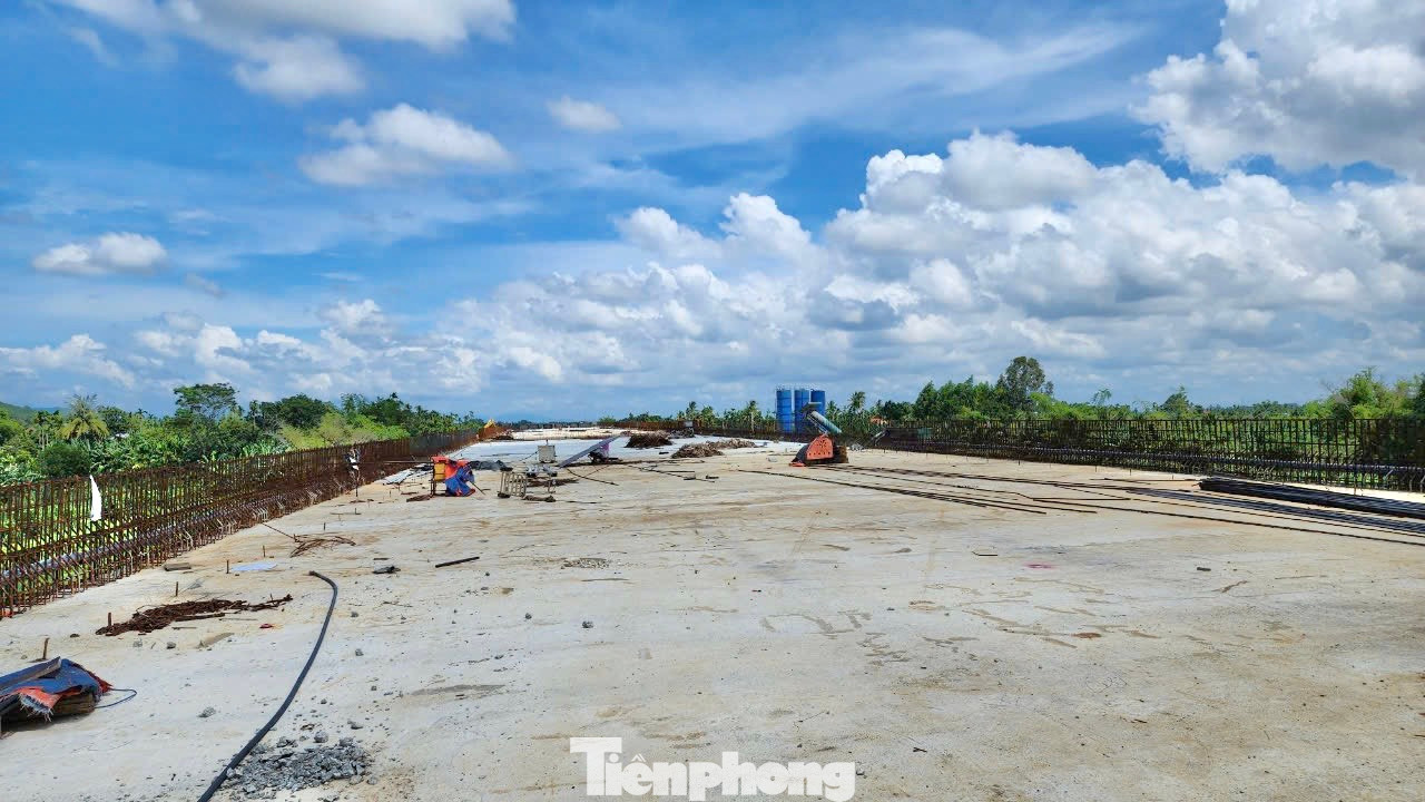 Sau hơn 20 tháng thi công, hạng mục cầu Sông Vệ đã đạt khoảng 90% khối lượng.