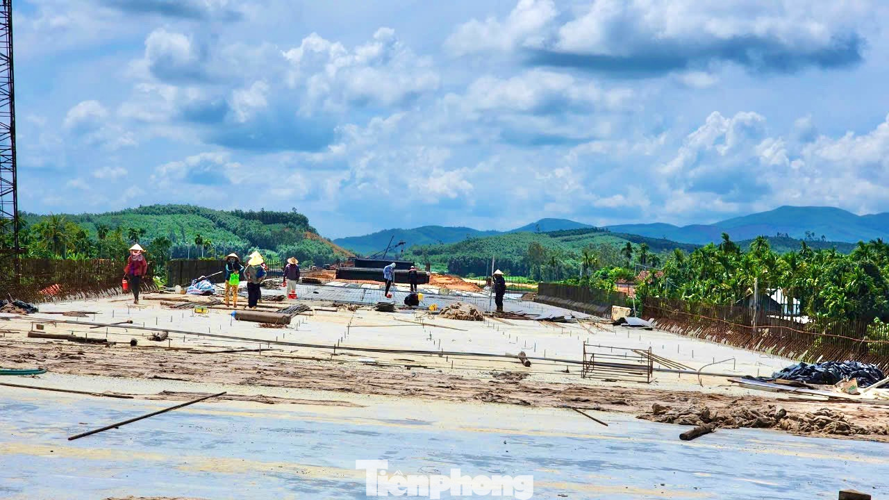 Công trường dự án trong giai đoạn nước rút nên các công nhân luôn làm việc với tinh thần nghiêm túc và khẩn trương.