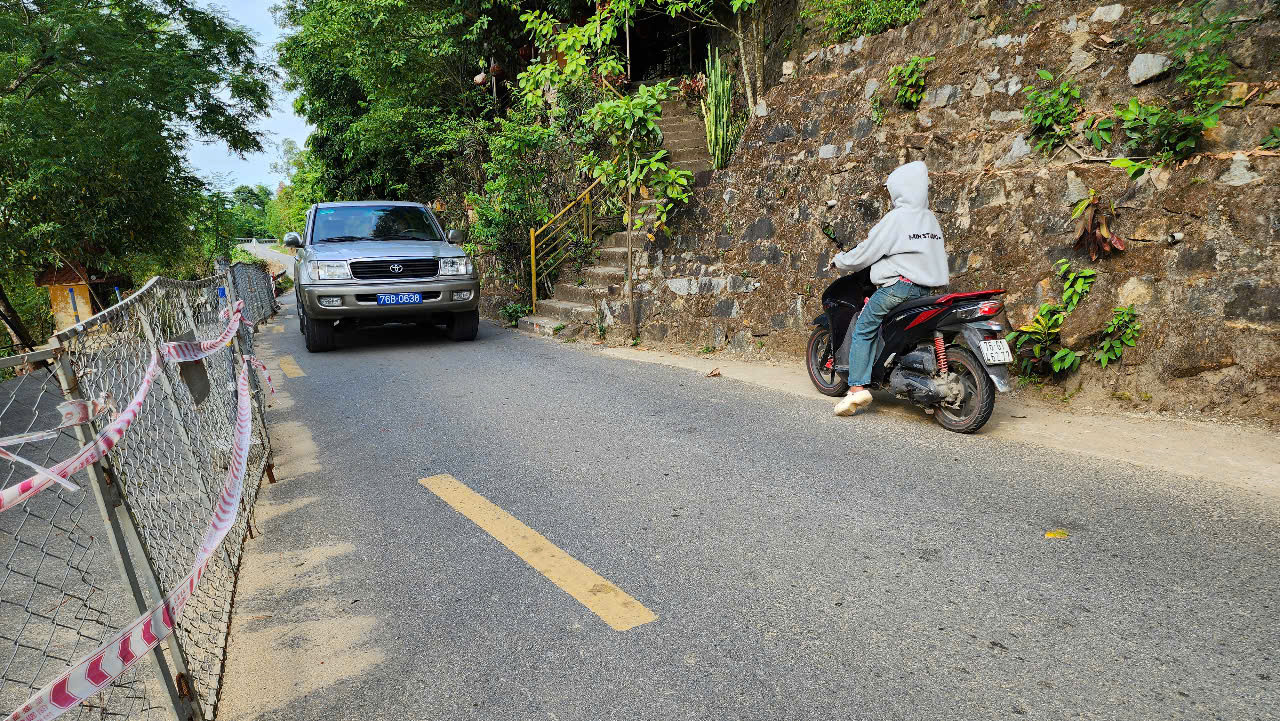 Mặt cắt tuyến tỉnh lộ này chỉ rộng 7m, không có lề đường, một bên là sông, bên còn lại là núi đá.