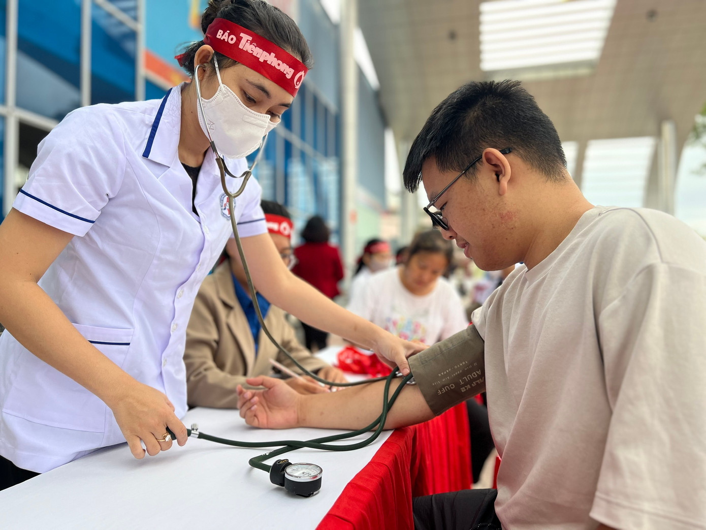 Ngày hội Chủ Nhật Đỏ do Báo Tiền Phong khởi xướng và chủ trì tổ chức, phối hợp với Ủy ban An toàn giao thông quốc gia, Viện Huyết học truyền máu T.Ư, các địa phương, các trường ĐH, CĐ, cơ quan đơn vị trên cả nước đến nay đã sang năm thứ 16, với mục đích cao đẹp mang giọt máu ấm đến với những người nghèo, những bệnh nhân thiếu máu trong dịp trước và sau Tết Nguyên đán.