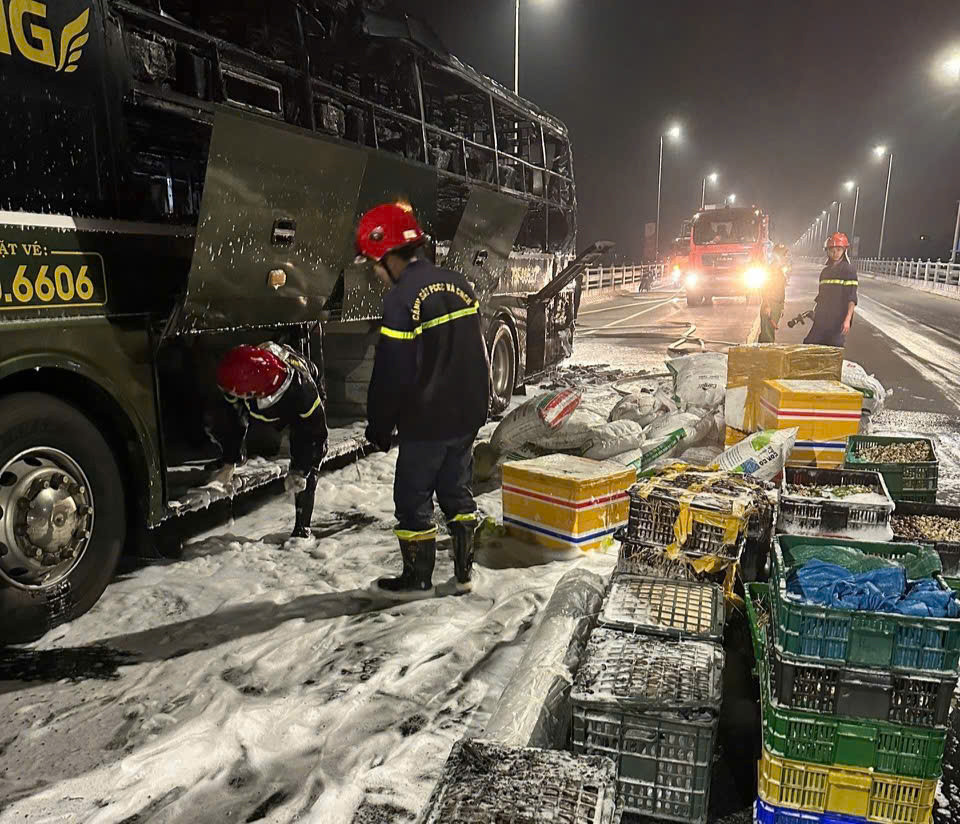 Hành lý trên xe bị thiệt hại nghiêm trọng. May mắn 24 người trên xe đều thoát nạn.