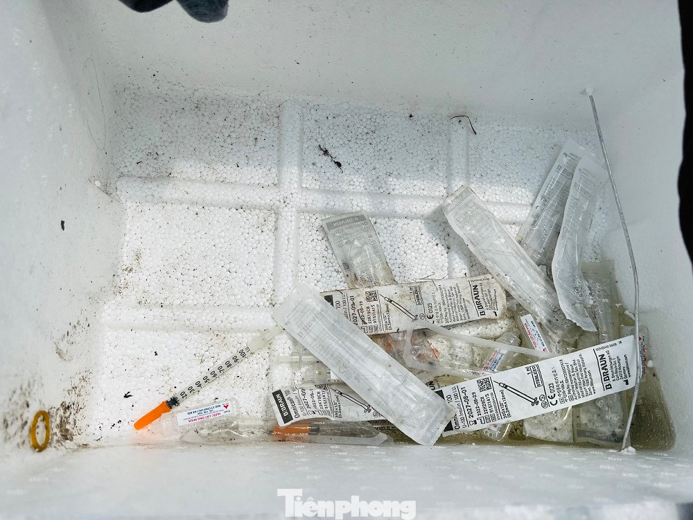 Tình trạng tiêm chích ma túy bên trong khuôn viên dự án Công viên Thiên Bút ngày càng nhức nhối, khiến người dân lo lắng. Tình trạng tiêm chích ma túy bên trong khuôn viên dự án Công viên Thiên Bút ngày càng nhức nhối, khiến người dân lo lắng.