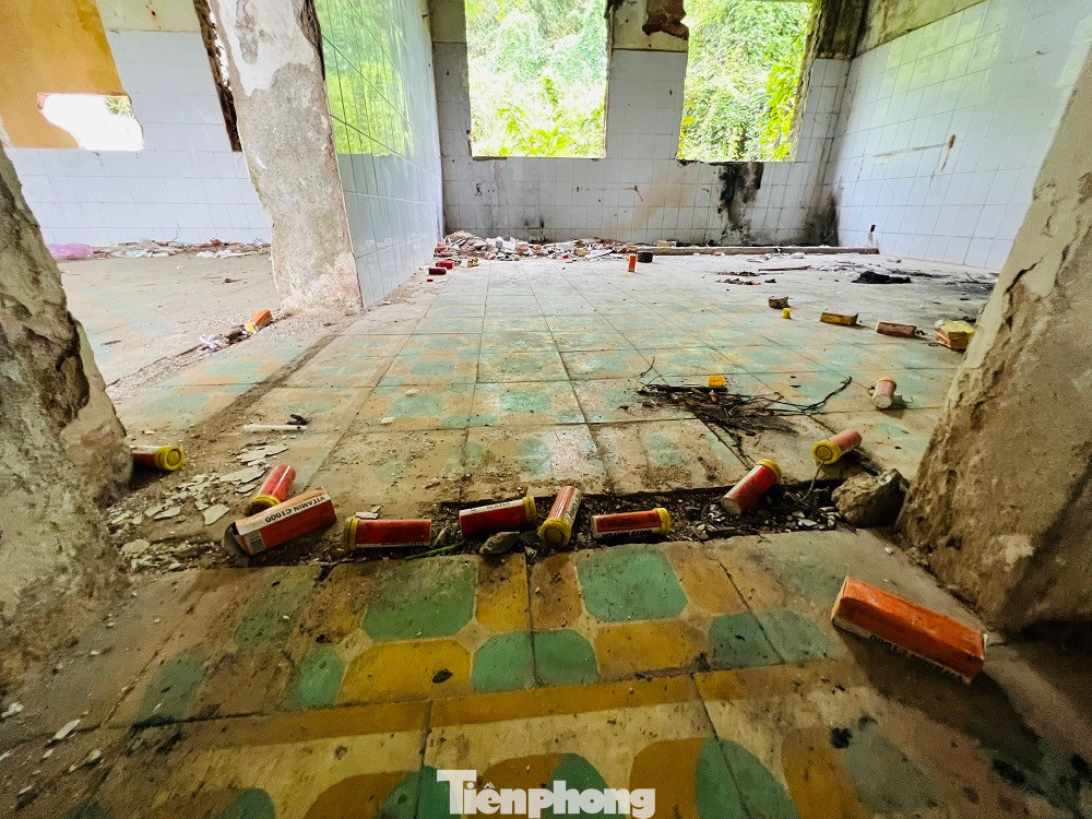 Tình trạng tiêm chích ma túy bên trong khuôn viên dự án Công viên Thiên Bút ngày càng nhức nhối, khiến người dân lo lắng. Tình trạng tiêm chích ma túy bên trong khuôn viên dự án Công viên Thiên Bút ngày càng nhức nhối, khiến người dân lo lắng.