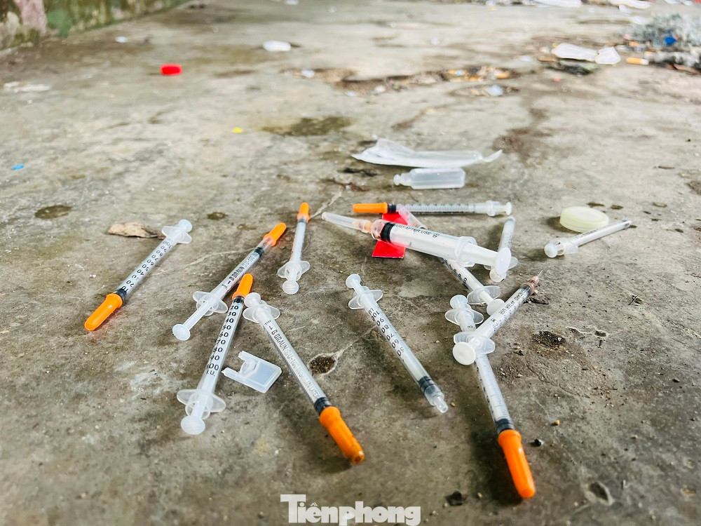 Các đối tượng tụ tập tiêm chích ma túy nhiều nhất ở trong các căn nhà hoang nằm gần đường Cao Bá Quát và bãi cỏ gần đường Hồ Xuân Hương (gần điểm trồng cây đa 200 tuổi). Các đối tượng tụ tập tiêm chích ma túy nhiều nhất ở trong các căn nhà hoang nằm gần đường Cao Bá Quát và bãi cỏ gần đường Hồ Xuân Hương (gần điểm trồng cây đa 200 tuổi).