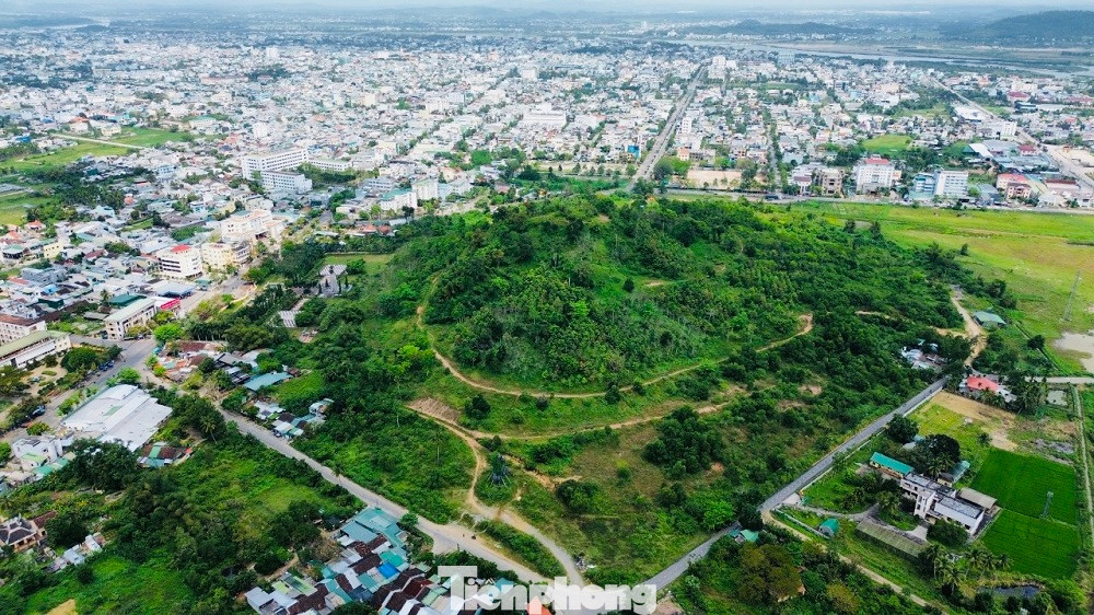 Những căn nhà hoang tàn, nhếch nhác trong khuôn viên dự án Công viên Thiên Bút. Những căn nhà hoang tàn, nhếch nhác trong khuôn viên dự án Công viên Thiên Bút.