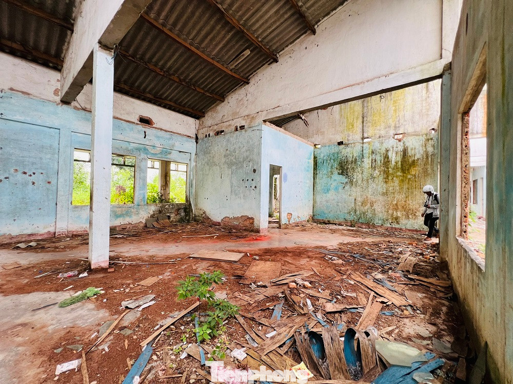 Những căn nhà hoang trở thành tụ điểm tiêm chích ma túy của các đối tượng nghiện. Những căn nhà hoang trở thành tụ điểm tiêm chích ma túy của các đối tượng nghiện.