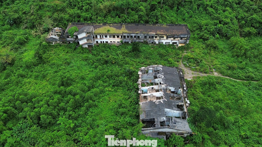 Những căn nhà hoang tàn, nhếch nhác trong khuôn viên dự án Công viên Thiên Bút. Những căn nhà hoang tàn, nhếch nhác trong khuôn viên dự án Công viên Thiên Bút.