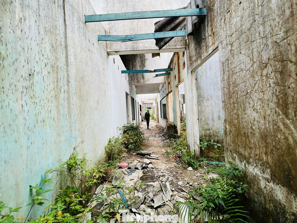 Những căn nhà hoang trở thành tụ điểm tiêm chích ma túy của các đối tượng nghiện. Những căn nhà hoang trở thành tụ điểm tiêm chích ma túy của các đối tượng nghiện.