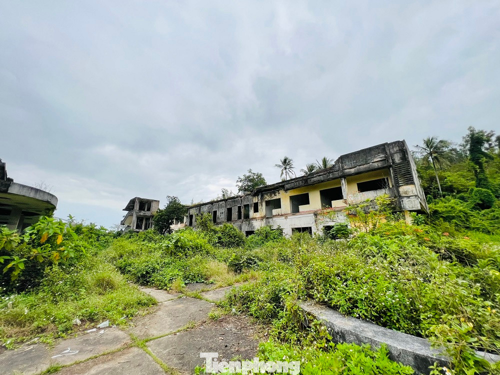 Những căn nhà hoang tàn, nhếch nhác trong khuôn viên dự án Công viên Thiên Bút. Những căn nhà hoang tàn, nhếch nhác trong khuôn viên dự án Công viên Thiên Bút.