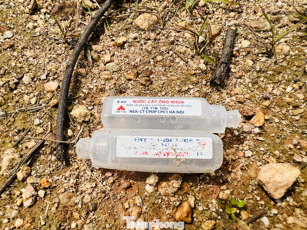 Tình trạng tiêm chích ma túy bên trong khuôn viên dự án Công viên Thiên Bút ngày càng nhức nhối, khiến người dân lo lắng. Tình trạng tiêm chích ma túy bên trong khuôn viên dự án Công viên Thiên Bút ngày càng nhức nhối, khiến người dân lo lắng.