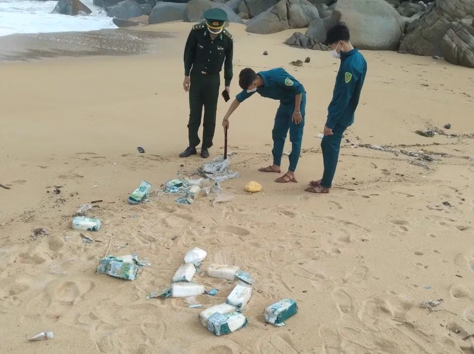 Các gói nghi ma túy trôi dạt vào bờ biển Quảng Ngãi.