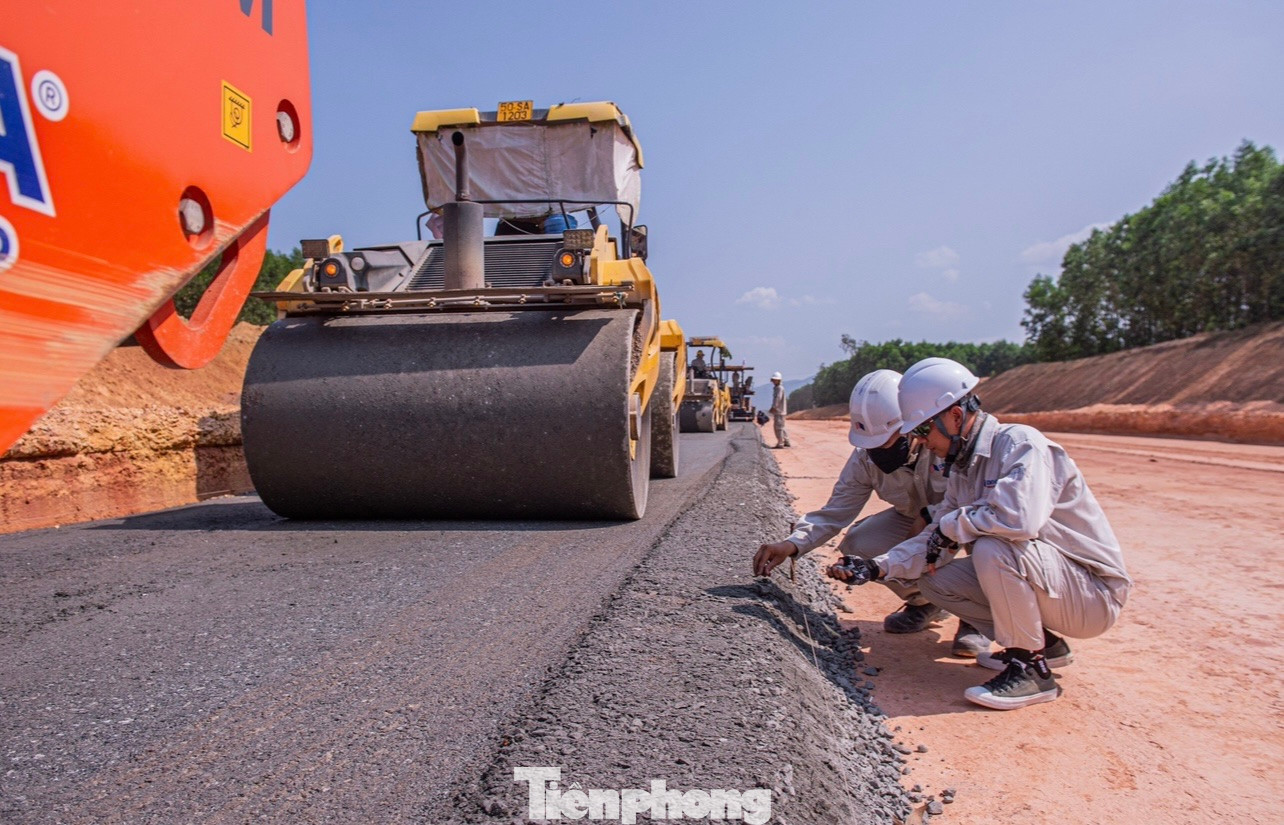 Gần 3.200 nhân sự, hơn 1.100 máy móc thiết bị thay ca nhau làm việc liên tục trên công trường.