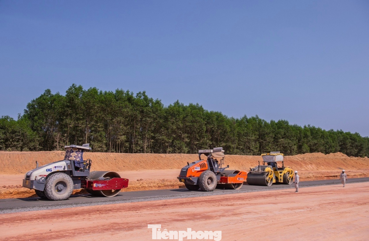 Gần 3.200 nhân sự, hơn 1.100 máy móc thiết bị thay ca nhau làm việc liên tục trên công trường.