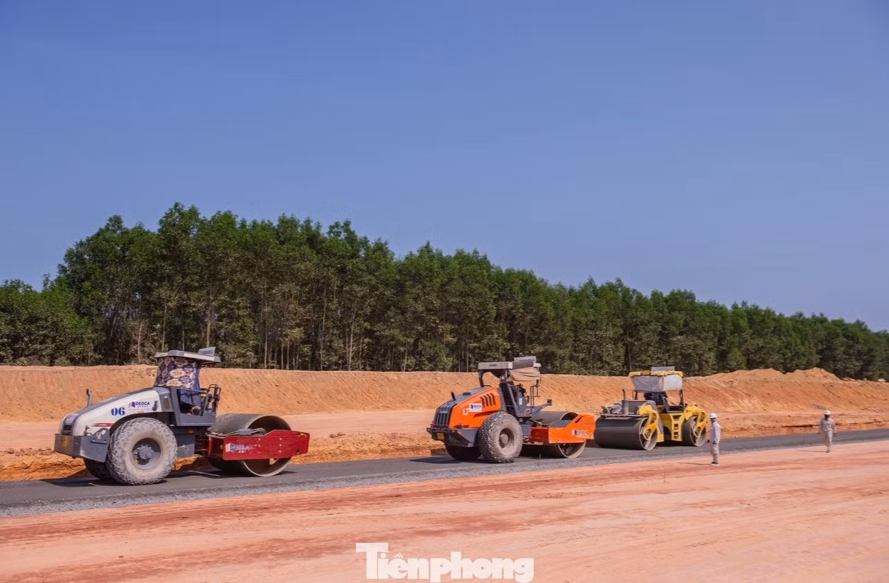 Gần 3.200 nhân sự, hơn 1.100 máy móc thiết bị thay ca nhau làm việc liên tục trên công trường.