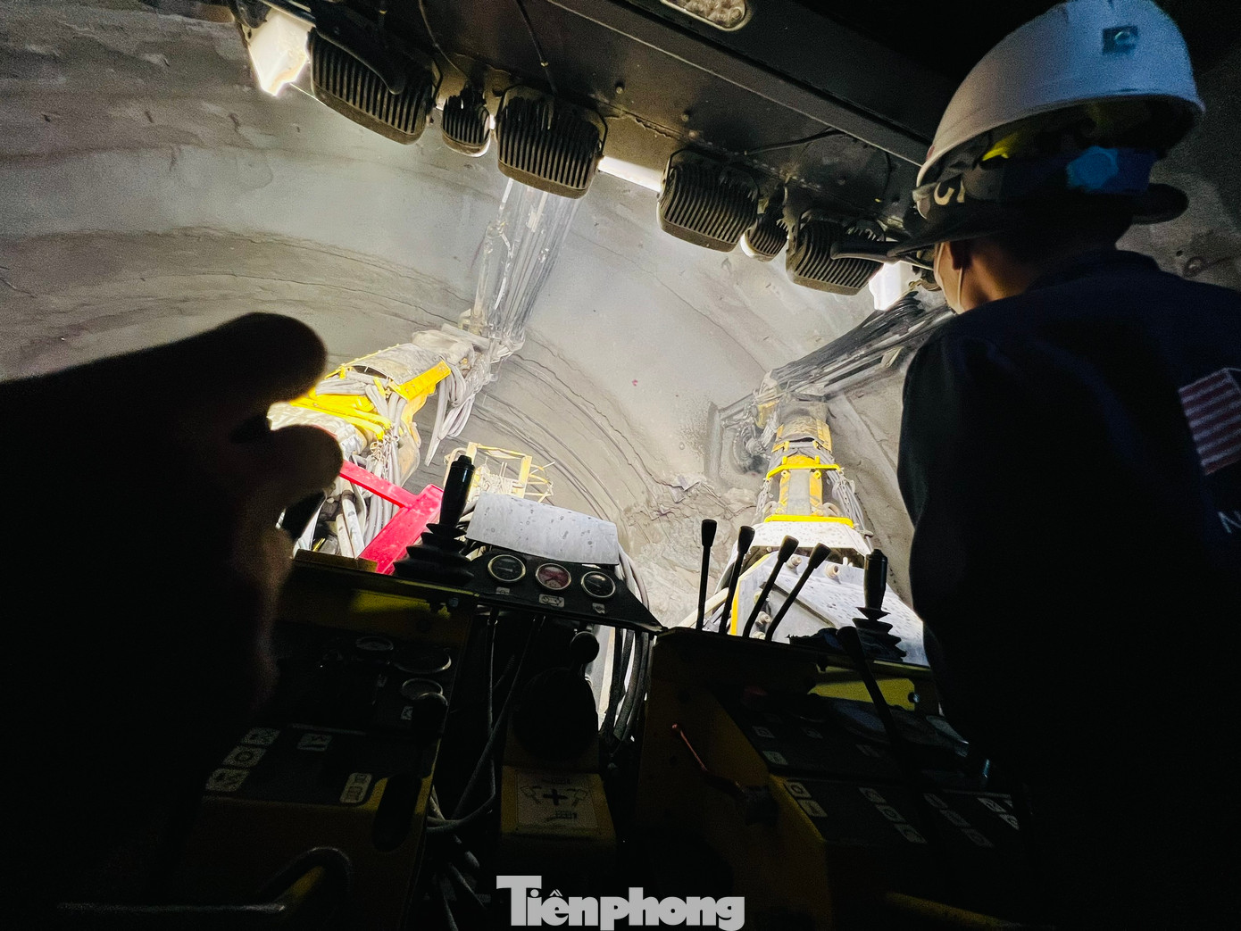 Hầm số 3 là hầm xuyên núi dài nhất trên tuyến cao tốc Bắc - Nam. Đến nay, ống hầm trái đạt 796/3.200m, ống hầm phải đạt gần 854/3.200m.