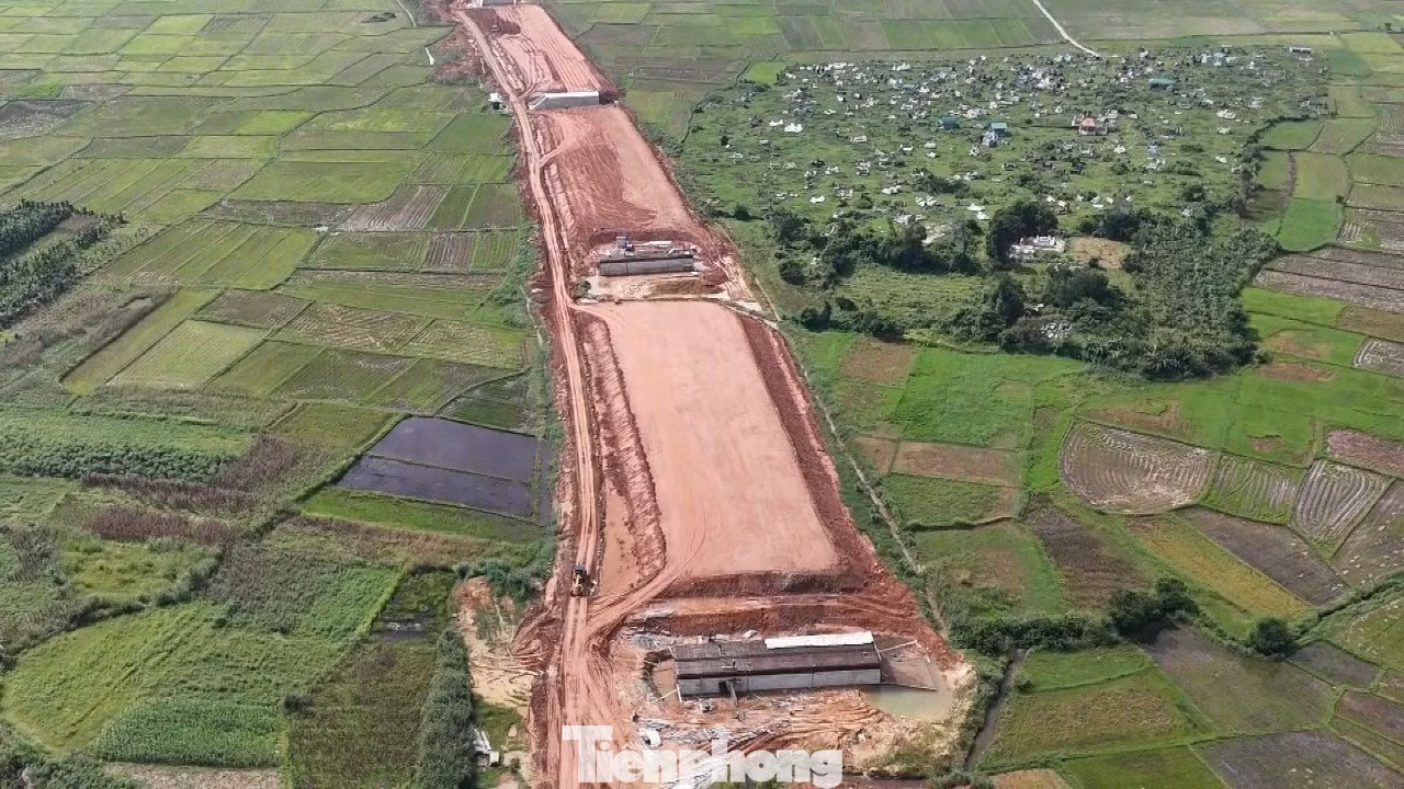 Mặt đường trên tuyến cao tốc Quảng Ngãi - Hoài Nhơn dần hiện rõ hình hài.