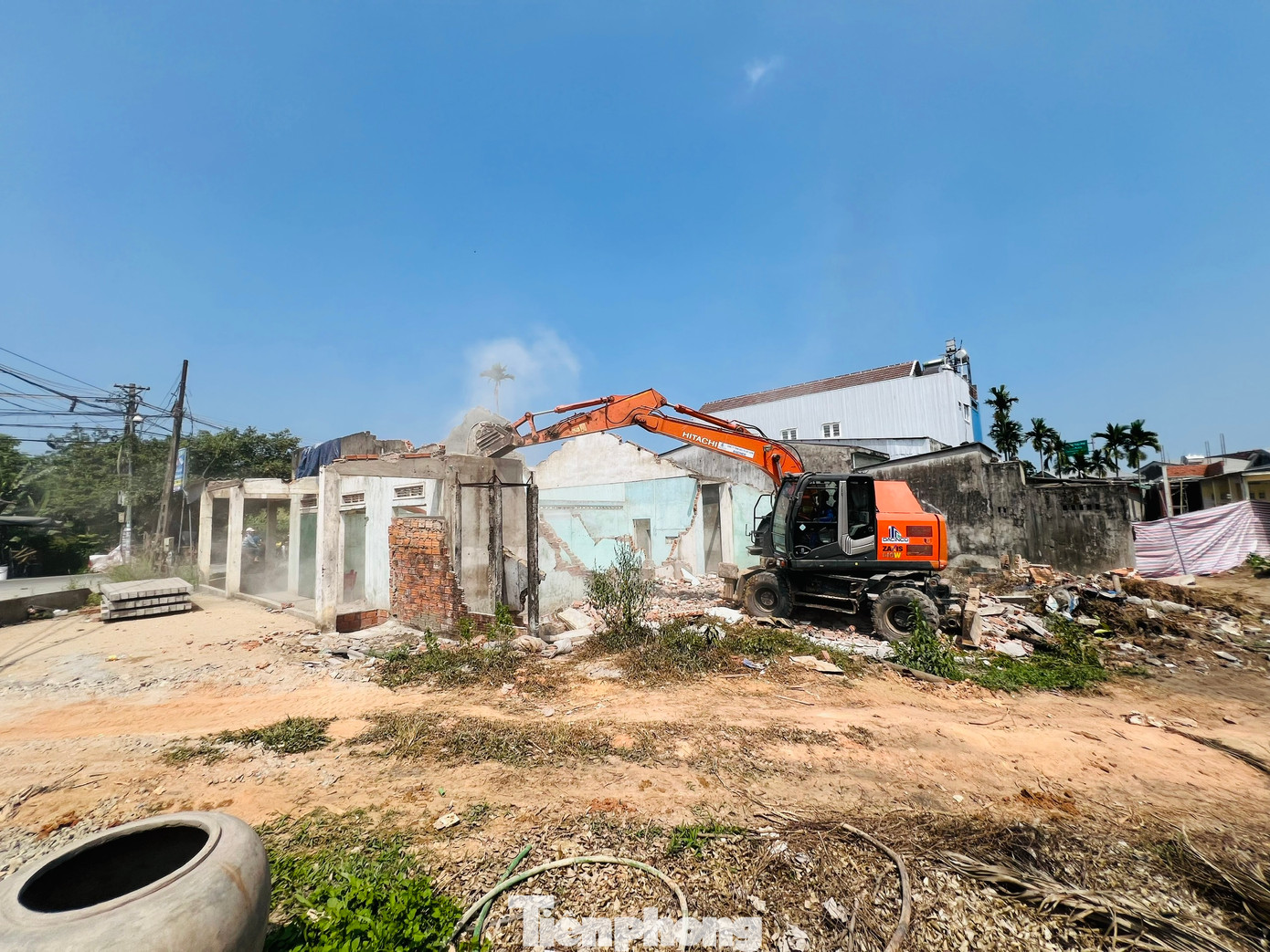 Tại vị trí đầu tuyến Km0+800 thuộc gói thầu XL1 (qua xã Nghĩa Kỳ, huyện Tư Nghĩa) bị vướng nhiều nhà dân.