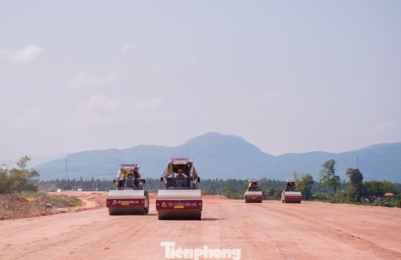 Mặt đường trên tuyến cao tốc Quảng Ngãi - Hoài Nhơn dần hiện rõ hình hài.