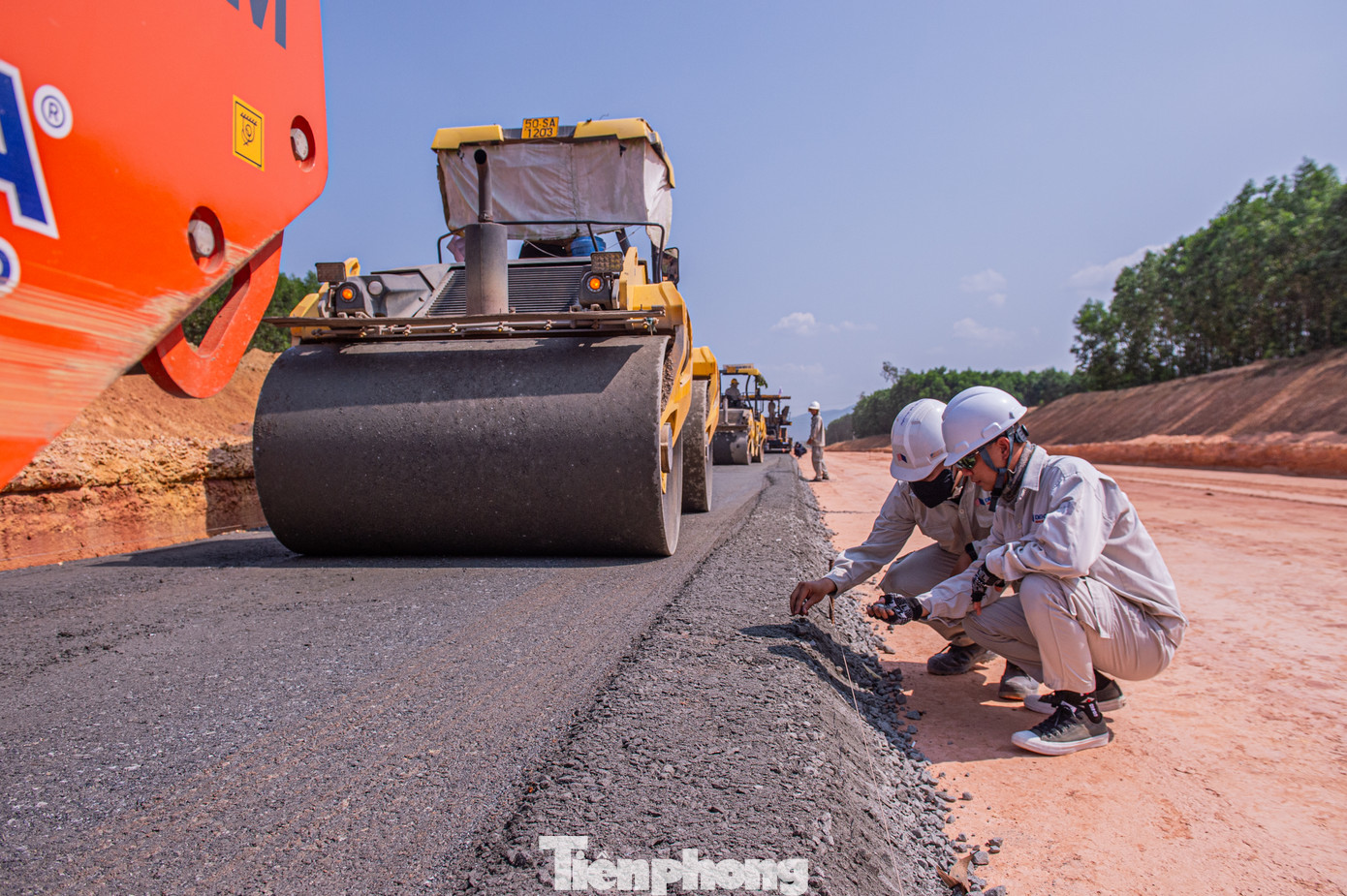 Theo kế hoạch, nhà thầu phấn đấu thực hiện khối lượng lũy kế toàn dự án hết năm 2024 đạt khoảng 7.500 tỷ đồng. Trong đó, hạng mục đường sẽ hoàn thành đắp đất nền đường và thi công một phần bê tông nhựa, các hạng mục an toàn giao thông.