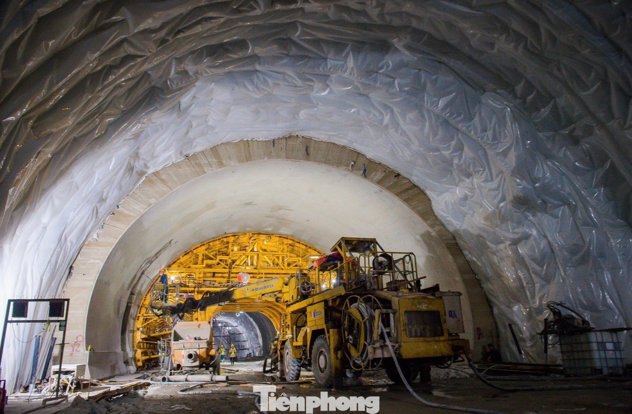 Hạng mục hầm được nhà thầu thực hiện thi công liên tục 24/24, các kỹ sư, công nhân thay ca nhau làm việc liên tục không ngừng nghỉ.