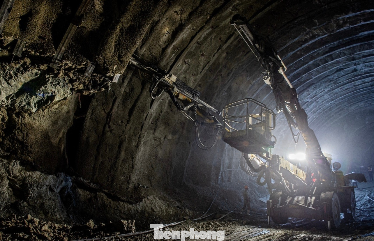 Hầm số 3 là hầm xuyên núi dài nhất trên tuyến cao tốc Bắc - Nam. Đến nay, ống hầm trái đạt 796/3.200m, ống hầm phải đạt gần 854/3.200m.