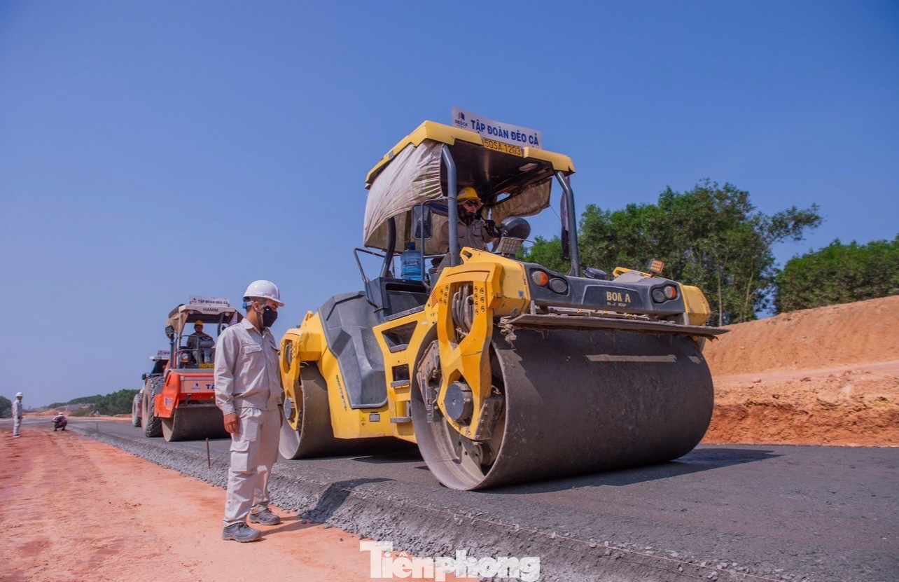 Gần 3.200 nhân sự, hơn 1.100 máy móc thiết bị thay ca nhau làm việc liên tục trên công trường.