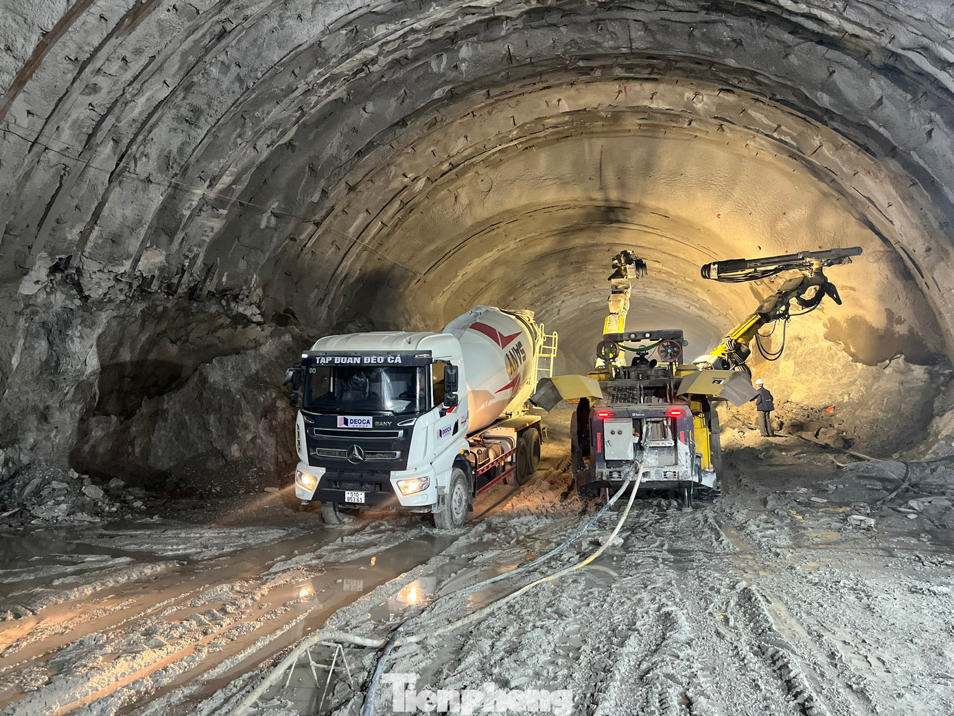 Công nhân thi công đào hầm số 3.