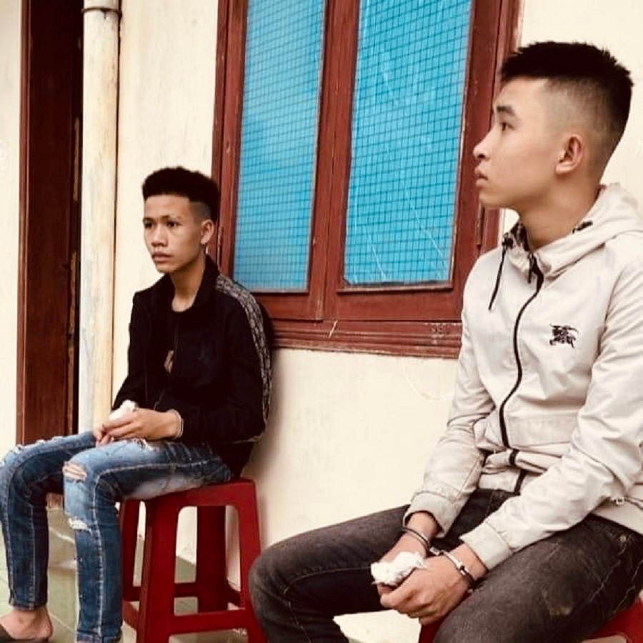 Nguyễn Đình Huy và Dương Quốc Pháp bị bắt giữ sau nhiều giờ lẩn trốn. Ảnh (Công an TP Quảng Ngãi)