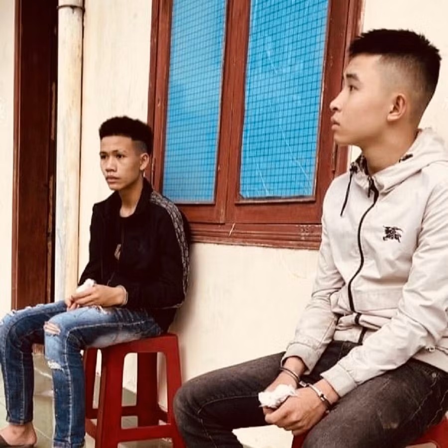 Nguyễn Đình Huy và Dương Quốc Pháp bị bắt giữ sau nhiều giờ lẩn trốn. Ảnh (Công an TP Quảng Ngãi)