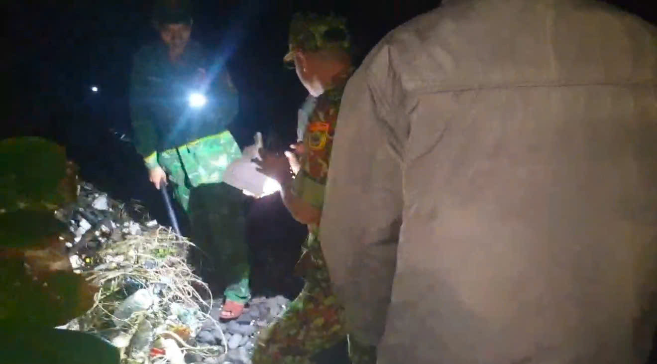 Cơ quan chức năng tiến hành thu gom. Cơ quan chức năng tiến hành thu gom.