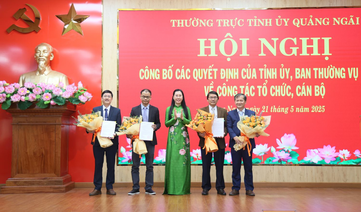 Bí thư Tỉnh ủy Quảng Ngãi Bùi Thị Quỳnh Vân trao các Quyết định của Ban Thường vụ Tỉnh ủy cho các Phó Tổng Biên tập Báo Quảng Ngãi sau sáp nhập.