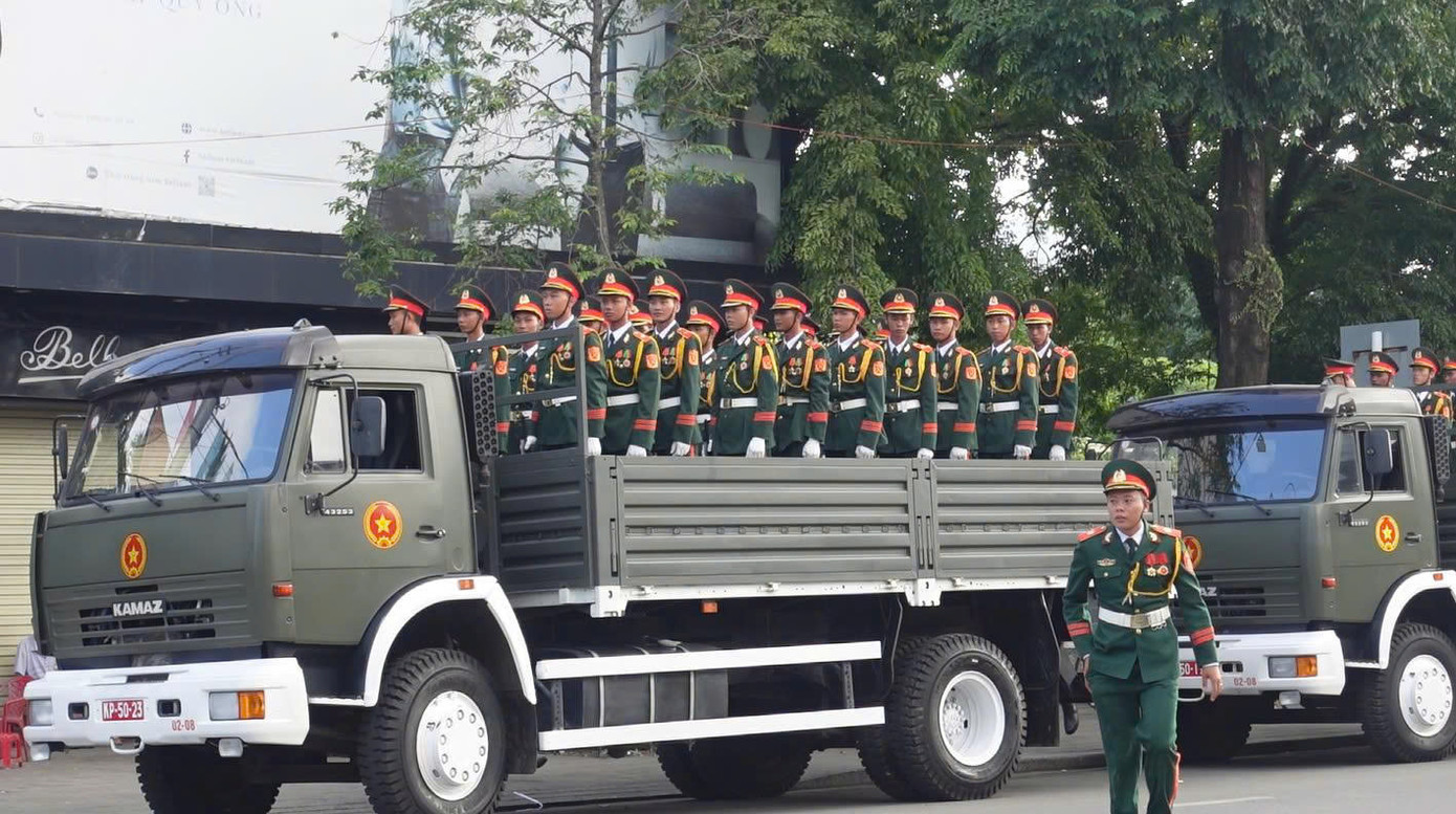 Đội nghi lễ sẵn sàng đón linh cữu nguyên chủ tịch nước Trần Đức Lương về với đất mẹ.