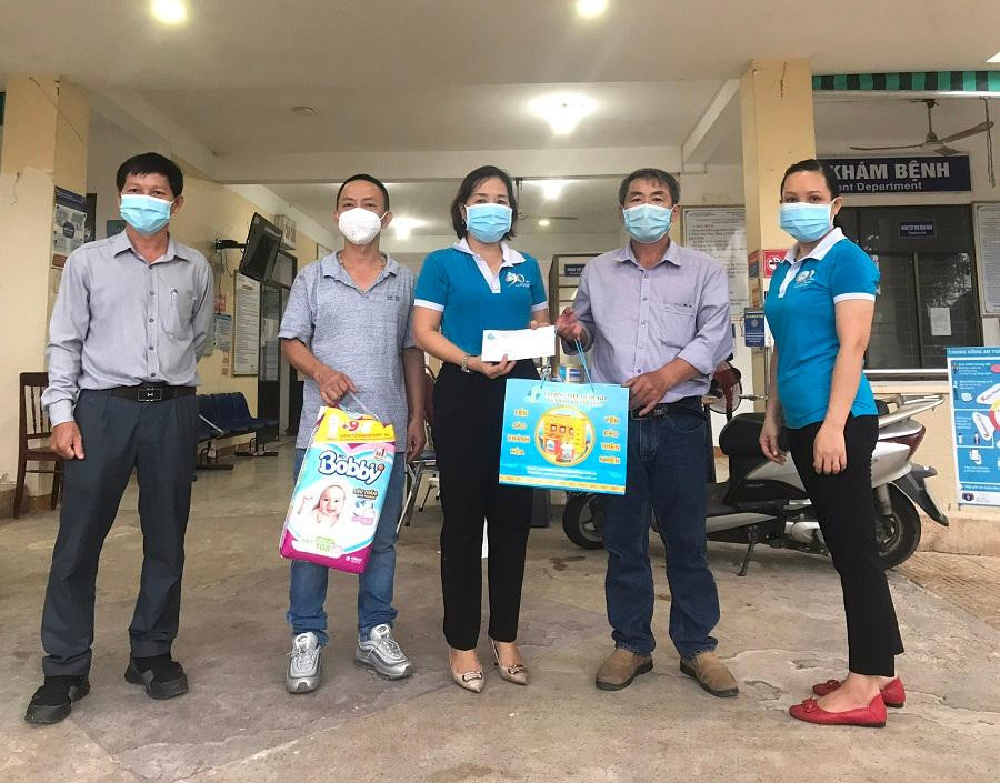 Hội LHPN tỉnh Quảng Ngãi cũng đã hỗ trợ bước đầu bỉm, sữa và 2 triệu đồng.