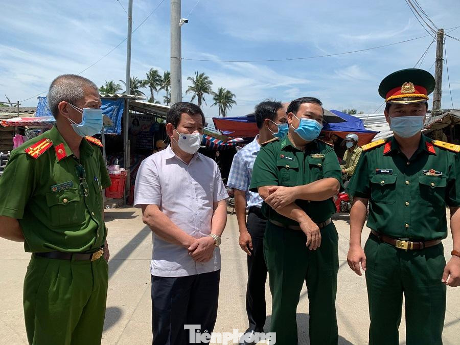 Chủ tịch UBND tỉnh Quảng Ngãi Đặng Văn Minh (áo trắng) kiểm tra công tác phòng chống dịch tại xã Tịnh Kỳ, TP.Quảng Ngãi, nơi cư trú của một BN COVID-19 vừa được phát hiện - Ảnh: Nguyễn Ngọc Chủ tịch UBND tỉnh Quảng Ngãi Đặng Văn Minh (áo trắng) kiểm tra công tác phòng chống dịch tại xã Tịnh Kỳ, TP.Quảng Ngãi, nơi cư trú của một BN COVID-19 vừa được phát hiện - Ảnh: Nguyễn Ngọc