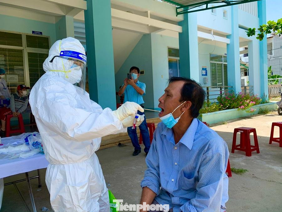 Nhân viên y tế lấy mẫu xét nghiệm đối với người dân thôn An Vĩnh, xã Tịnh Kỳ, TP. Quảng Ngãi nơi phát hiện ca nhiễm COVID-19. Ảnh: Nguyễn Ngọc