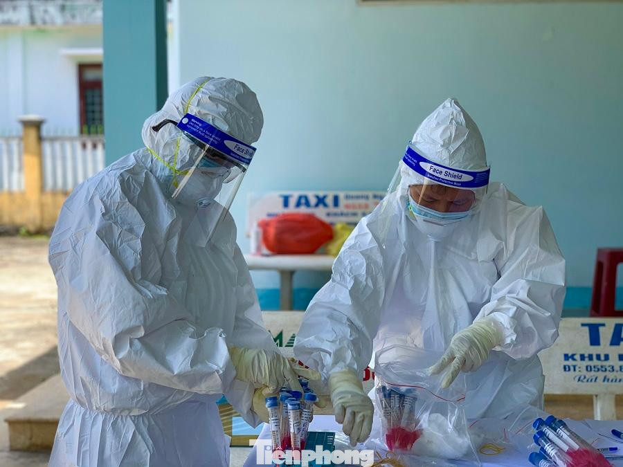 Nhân viên y tế lấy mẫu xét nghiệm đối với người dân thôn An Vĩnh, xã Tịnh Kỳ, TP. Quảng Ngãi nơi phát hiện ca nhiễm COVID-19. Ảnh: Nguyễn Ngọc Nhân viên y tế lấy mẫu xét nghiệm đối với người dân thôn An Vĩnh, xã Tịnh Kỳ, TP. Quảng Ngãi nơi phát hiện ca nhiễm COVID-19. Ảnh: Nguyễn Ngọc